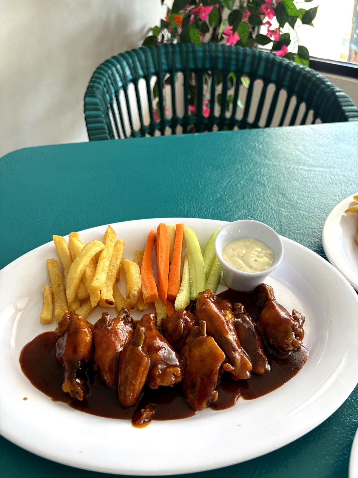 Alitas BBC con papas y aderezo — Restaurante Tita, Playa Azul