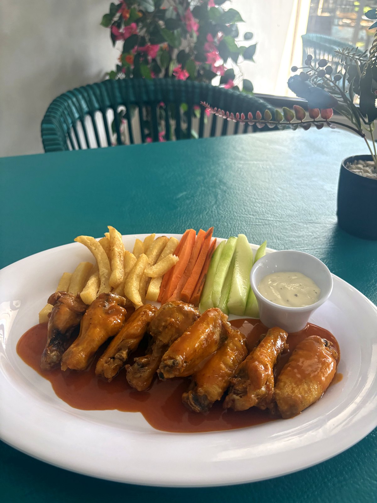 Alitas búfalo con papas, zanahoria y pepino — Restaurante Tita, Playa Azul