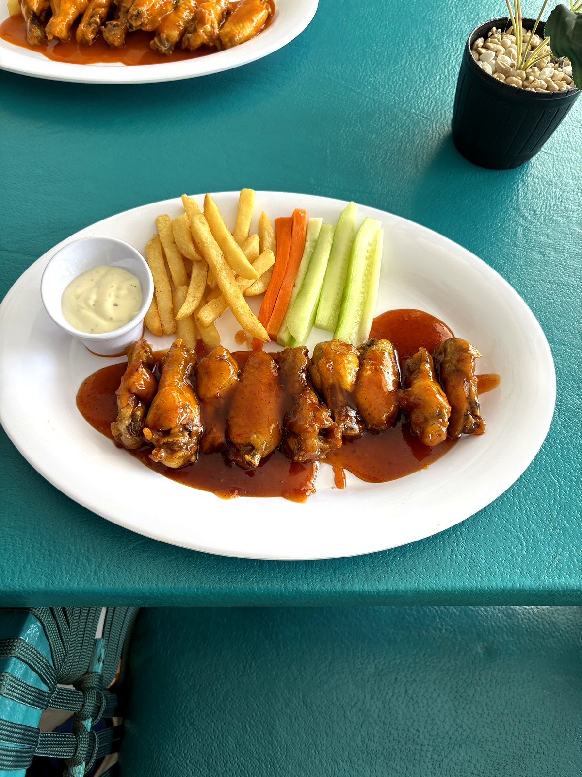 Alitas mango habanero con papas — Restaurante Tita, Playa Azul