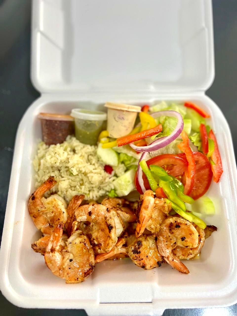 Camarones al mojo de ajo con arroz y ensalada — Restaurante Tita