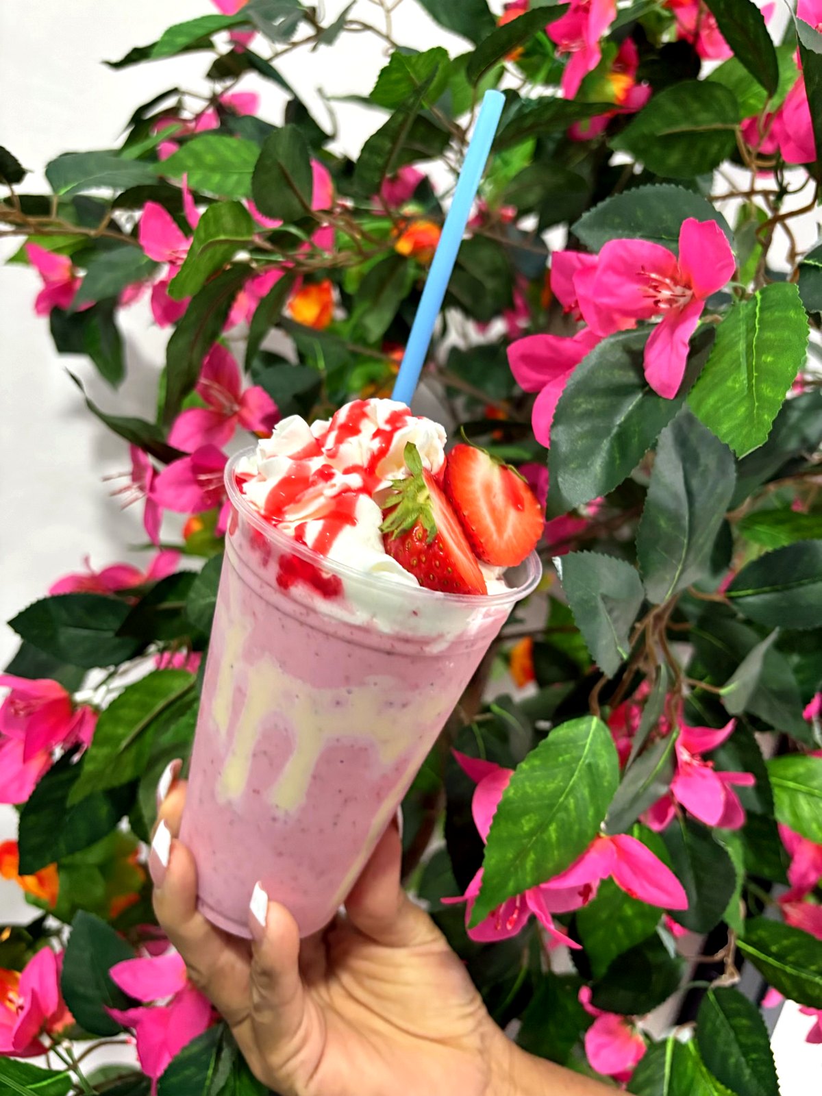 Frappe de fresa entre flores del jardín — Restaurante Tita, Playa Azul