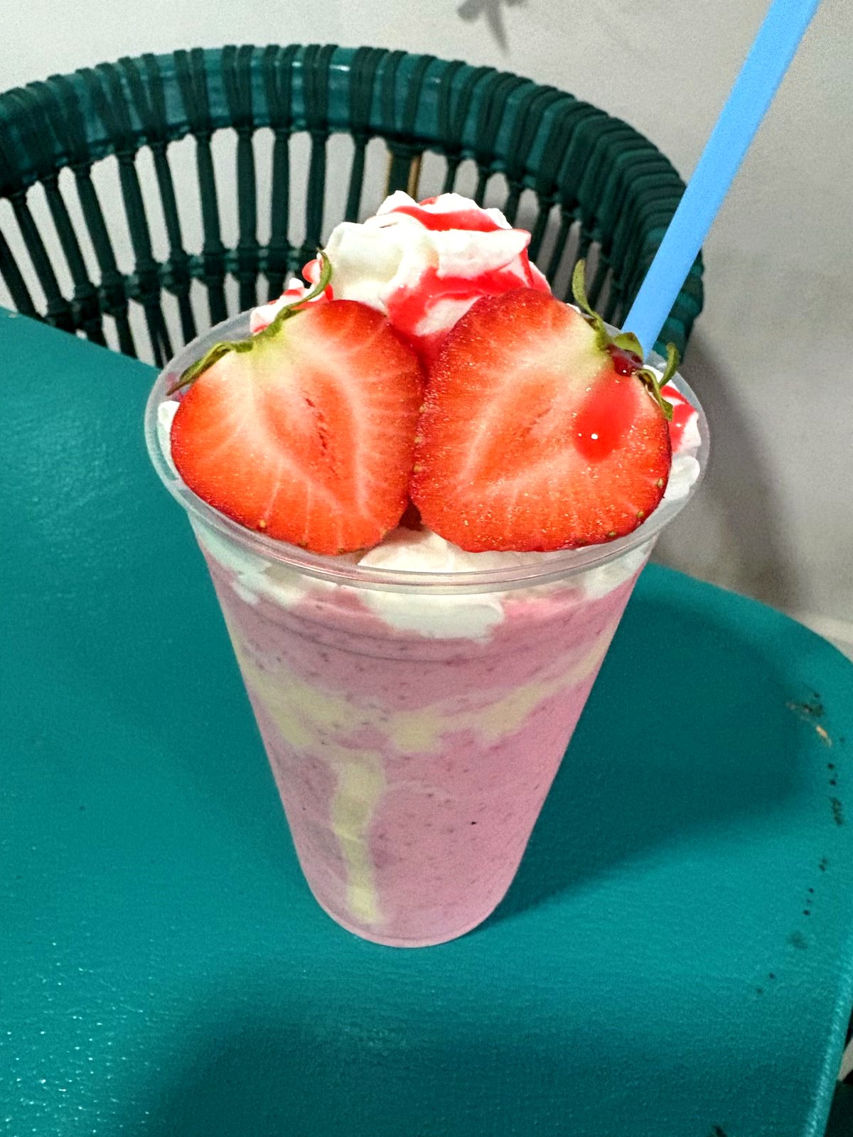 Frappe de fresa natural con crema batida — Restaurante Tita, Playa Azul