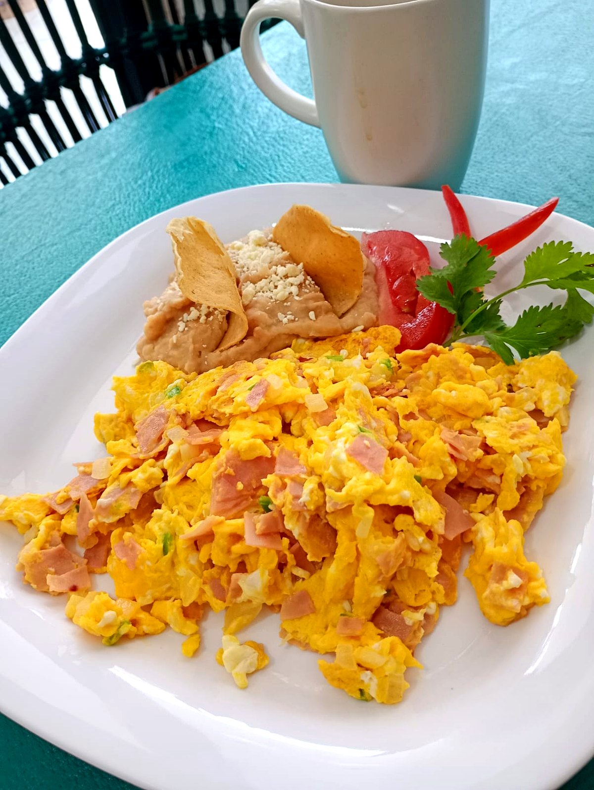 Huevos con jamón y frijoles — desayunos en Restaurante Tita