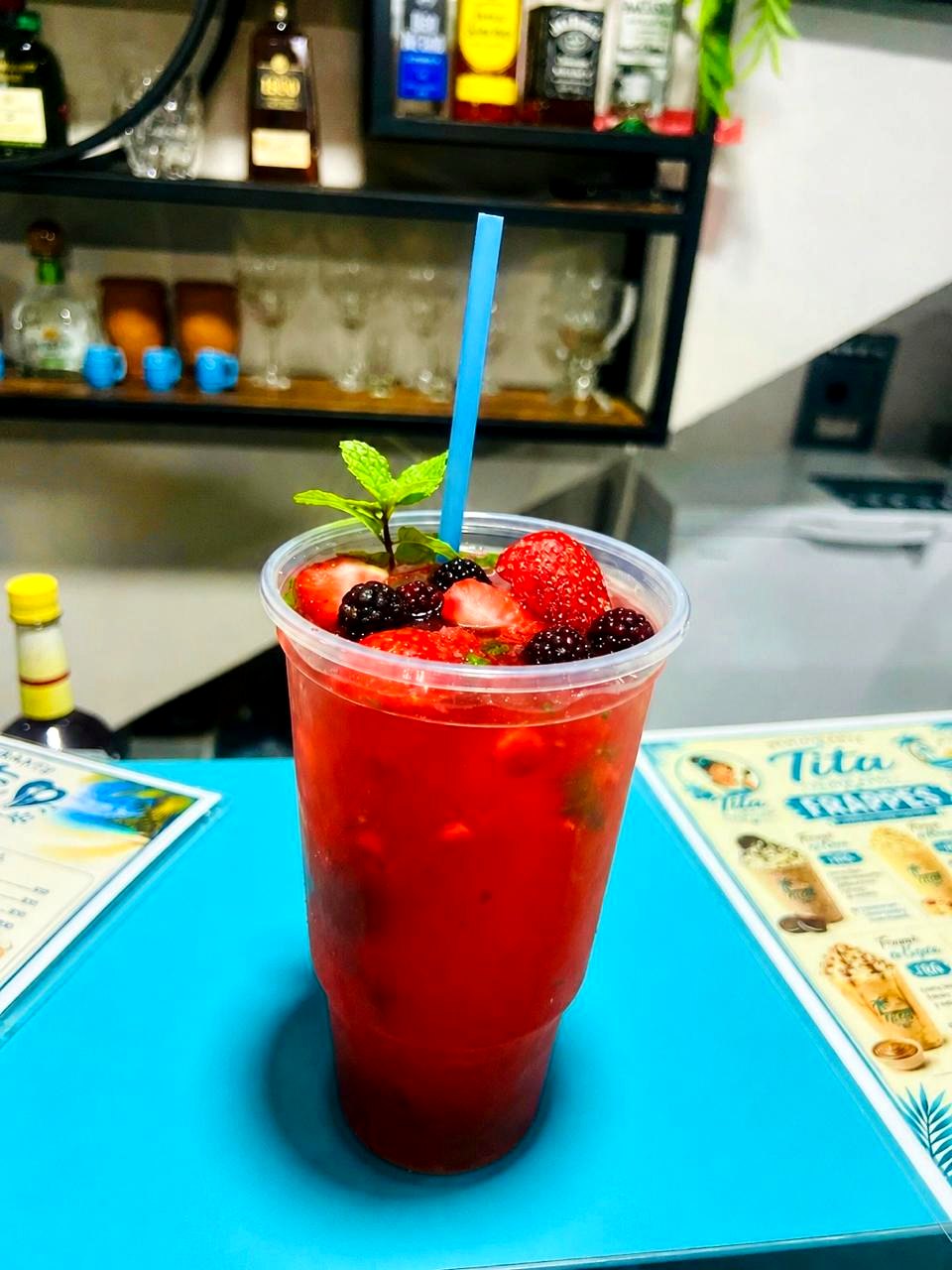 Mojito de frutos rojos con fresa y mora — barra de Restaurante Tita