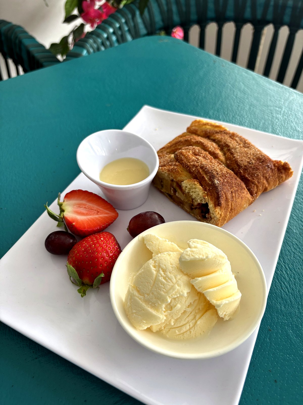 Pan relleno de plátano macho con helado y fruta — Restaurante Tita
