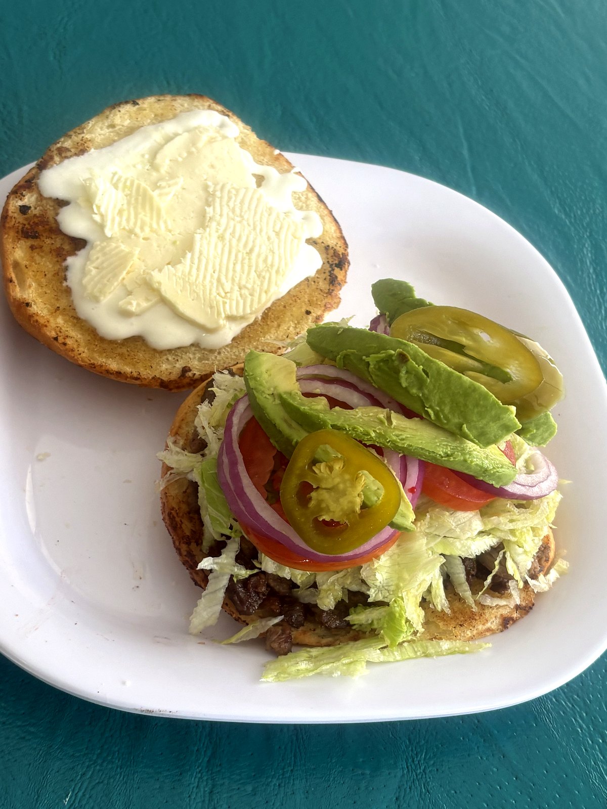 Torta de asada con aguacate y jalapeño — Restaurante Tita